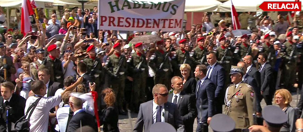 Tłumy na Starym Mieście witają prezydenta. &quot;Andrzej Duda&quot;, &quot;Andrzej Duda&quot;