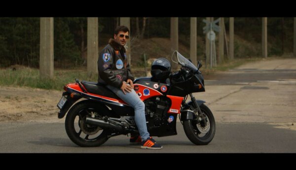 Astony Bonda i motocykl "Mavericka"