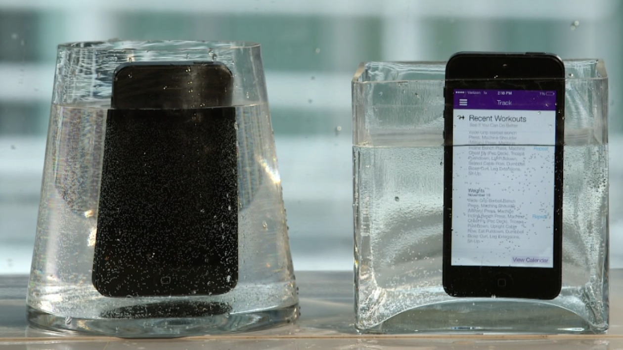 Spray, który uczyni twój telefon wodoodpornym. Na kilka minut
